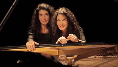 Las hermanas pianistas Marielle y Katia Lab&egrave;que sentadas al piano.
  