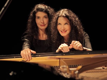 Las hermanas pianistas Marielle y Katia Lab&egrave;que sentadas al piano.
  