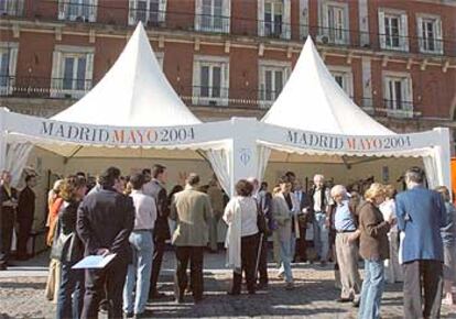 Los primeros turistas se acercan al punto de información de la boda, puesto hoy en funcionamiento en la Plaza Mayor.