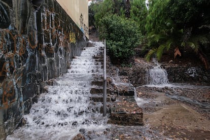 La cercanía a Canarias de la tormenta tropical 'Hermine', que la madrugada del sábado al domingo se degradó a depresión tropical y por la tarde se debilitó aún más y dejó de ser un ciclón, está dejando una lluvia copiosa sobre Gran Canaria y su capital, Las Palmas, causando un gran número de incidencias.