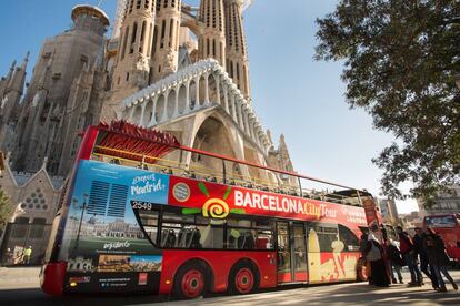 Uno de los buses de la campaña frente a la Sagrada Familia.