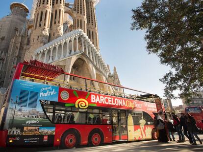 Uno de los buses de la campaña frente a la Sagrada Familia.