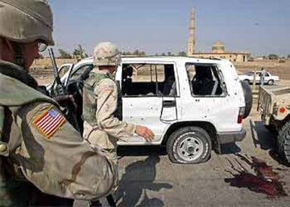 Soldados estadounidenses inspeccionan uno de los vehículos atacados.