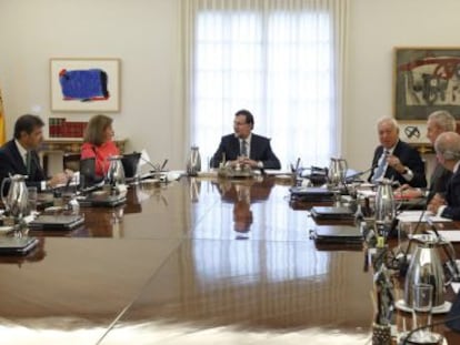 Rajoy (c) presides over Monday’s extraordinary Cabinet meeting.
