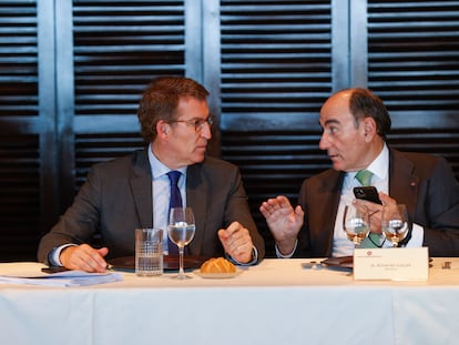 El presidente del PP, Alberto Núñez Feijóo (a la izquierda), conversa con el presidente de Iberdrola, Ignacio Sánchez-Galán, durante una comida con empresarios vascos en el Club Marítimo de Getxo (Bizkaia), este jueves.