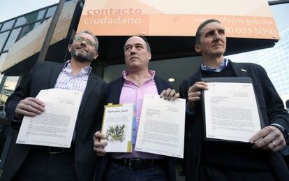 De izquierda a derecha: Pablo Girault, Armando Santacruz y Francisco Torres Landa muestran sus permisos.