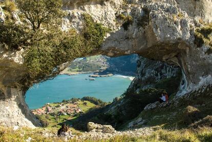 Los arcos de Llanegro, conocidos como Ojos del Diablo, en el macizo de Candina, en Liendo (Cantabria).