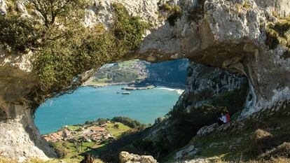 Los arcos de Llanegro, conocidos como Ojos del Diablo, en el macizo de Candina, en Liendo (Cantabria).