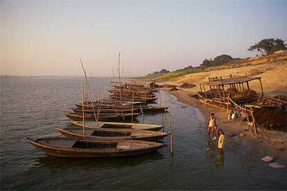 Barcas de pasajeros en una de las orillas del río Ganges a su paso por la ciudad india de Benarés.