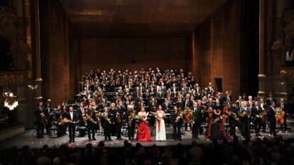 La Orquesta y Coro del Liceo con los solistas y directores al final del concierto.