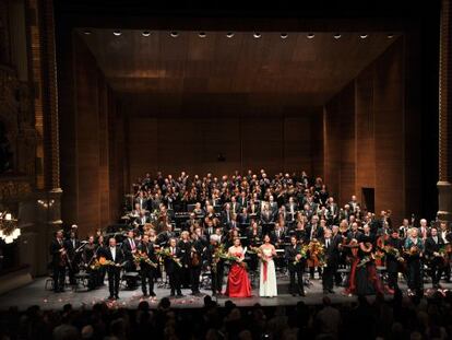 La Orquesta y Coro del Liceo con los solistas y directores al final del concierto.