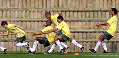 Varios jugadores de la selección de Brasil, con Roberto Carlos al frente, durante su entrenamiento de ayer en Ulsan.