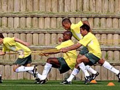 Varios jugadores de la selección de Brasil, con Roberto Carlos al frente, durante su entrenamiento de ayer en Ulsan.