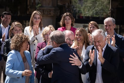 El lder del PP, Alberto Nu?ez Feijoo, y el presidente del Partido Popular Europeo, Manfred Weber, se abrazan en un acto en Barcelona el pasado mayo.