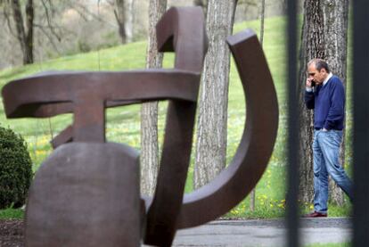 Luis Chillida, hijo del artista y portavoz de la familia, hablando por teléfono, ayer en el parque del museo Chillida-Leku.