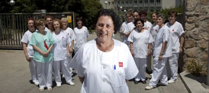 Carmen Jiménez, auxiliar de hostelería de la residencia de mayores Doctor González Bueno, junto con otras compañeras. 