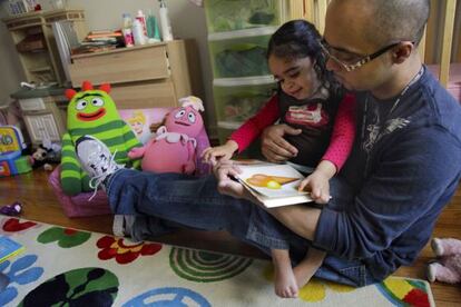 Christopher Astacio lee con su hija, Cristina de dos a&ntilde;os, diagnosticada de autismo.