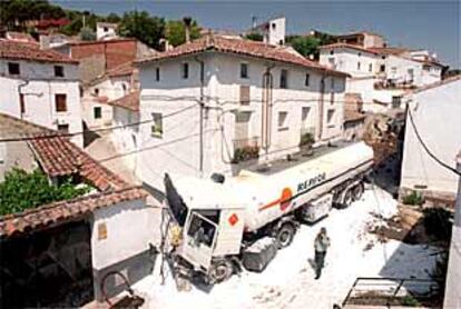El camión, que transportaba gasóleo de calefacción, quedó empotrado contra una casa de la calle de Madrid, en Villar del Olmo.