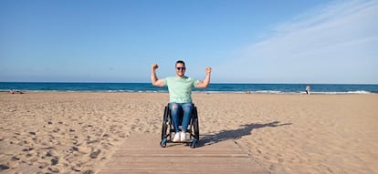 El guardia civil Jacobo Barchín, en la playa de Gandía el pasado mes de mayo, en una foto cedida.