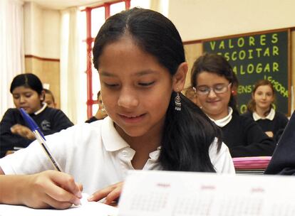 Alumnas del colegio Grande Obra de Atocha de A Coru?a, el centro concertado que escolariza ms inmigrantes en Galicia.