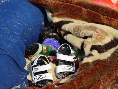 Los zapatos abandonados de uno de los menores que viajaba en la embarcación que ha naufragado frente a las costas de Libia, este jueves.