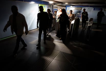 Usuarios del Metro de Madrid abandonan una de las estaciones del suburbano tras registrarse un apagón a nivel peninsular este lunes.