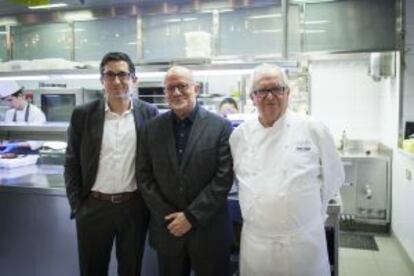 Juan Mari Arzak, en la cocina de su restaurante donostiarra junto al presidente del Miami Dade College (centro) y al director del Basque Culinary Center Joxe Mari Aizega.