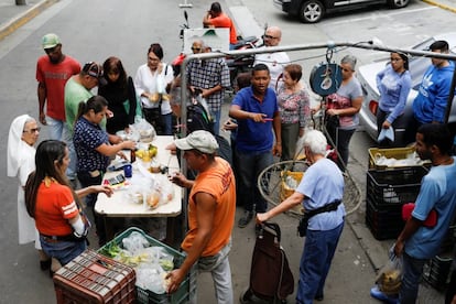 Posto de venda de frutas e verduras em Caracas.