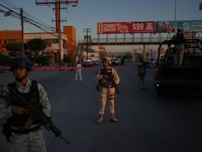 Elementos del Ejército hacen guardia en el sitio de una balacera en Tijuana (Estado de Baja California), en octubre de 2023.
