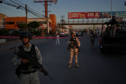 Soldados tras una balacera en el bulevar Insurgentes en Tijuana, en octubre de 2023.