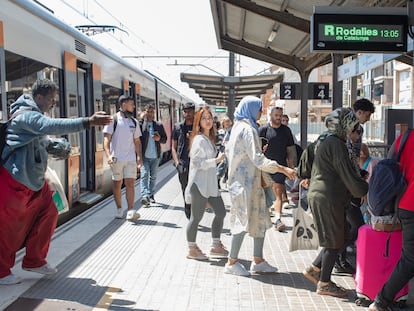 Viajeros de Rodalies en Badalona que continúan el trayecto en un medio alternativo de transporte.