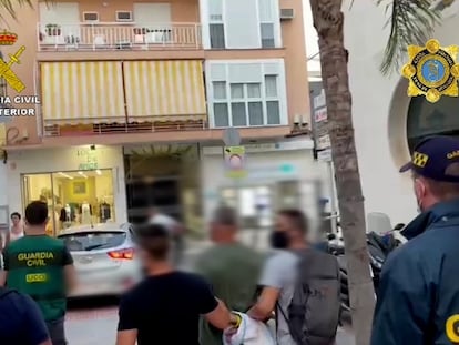 Los agentes de la Guardia Civil detienen a El Monje, el pasado jueves en Fuengirola.