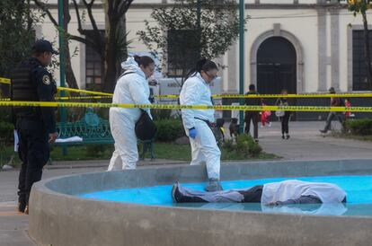 Elementos de la INCIFO acuden al peritaje del cuerpo de un hombre en Tacubaya (Ciudad de México), en febrero de 2020.