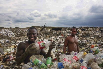 Dos recicladores separan los plásticos, uno de los materiales mejor pagados.

