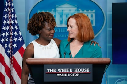 Karine Jean-Pierre (a la izquierda) y Jen Psaki, en la rueda de prensa de este jueves.