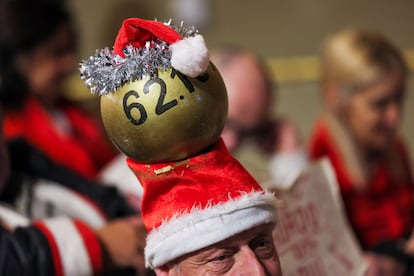 A person wears a Christmas-themed hat on the day of Spain's Christmas lottery "El Gordo" (The Fat One), in Madrid, Spain December 22, 2024. REUTERS/Isabel Infantes