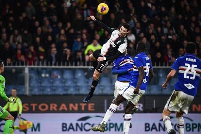 El jugador portugués del Juventus, Cristiano Ronaldo, se eleva hasta los 2,65 metros, para marcar uno de los goles más espectaculares de su carrera, frente al Sampdoria, el 18 de diciembre.
