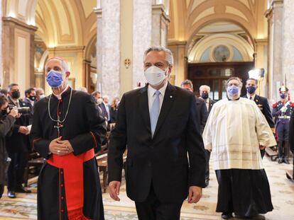 El presidente de Argentina, Alberto Fernández, ingresa a la Catedral de Buenos Aires acompañado del arzobispo Mario Poli, el 25 de mayo de 2022.