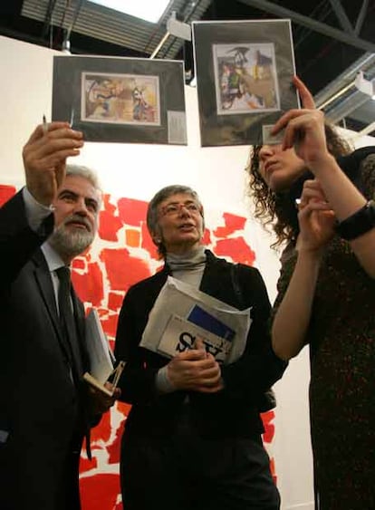 Ana Martínez de Aguilar, directora del Reina Sofía, en el centro, con María García Yelo, subdirectora del museo, y Javier Blas, jefe de colección.