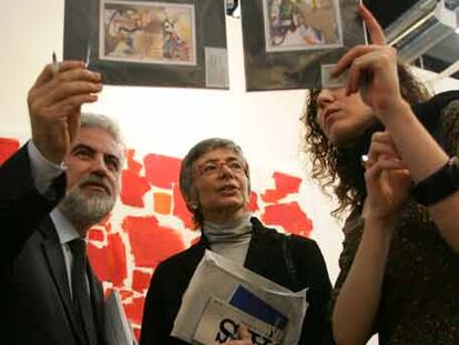 Ana Martínez de Aguilar, directora del Reina Sofía, en el centro, con María García Yelo, subdirectora del museo, y Javier Blas, jefe de colección.