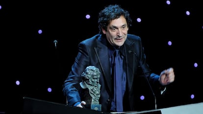 Agusti Villaronga tras recibir el Goya a Mejor director por la película 'Pa Negre', el 13 de febrero de 2011 en Madrid.