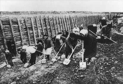 Durante el asedio, los habitantes de Leningrado construyeron zanjas antitanques. Los ciudadanos soviéticos, hombres y mujeres, de todas las edades, usaron palas y picos para defender su ciudad durante los 872 días de bloqueo.