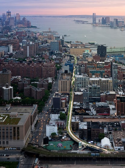 El estudio Diller Scofidio + Renfro ha transformado Nueva York con la conversión de un antiguo paso ferroviario elevando en un pasillo verde que cruza la ciudad. |