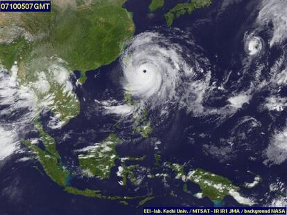 En la imagen se observa bien definido el ojo del tifón y comenzando a afectar a la isla de Taiwán.