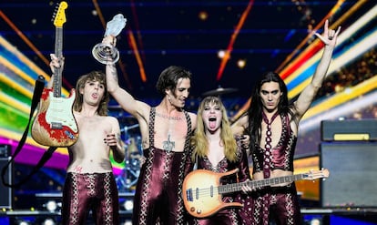 La banda Maneskin, representante de Italia, alza el trofeo.