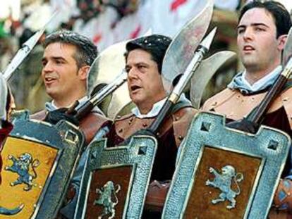 Federico Trillo-Figueroa desfila vestido de época en la fiesta de moros y cristianos de Alcoy