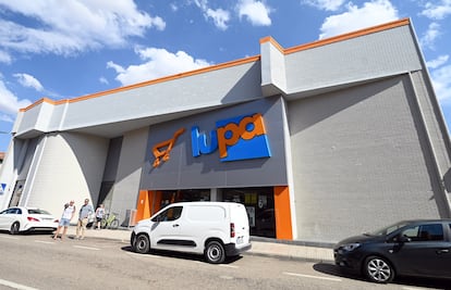 Exterior del supermercado que ocupa ahora el local de la antigua sala de conciertos.