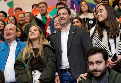El candidato a lehendakari por el PNV, Imanol Pradales, junto a jóvenes simpatizantes durante el Día de la Patria Vasca en Bilbao, el domingo.