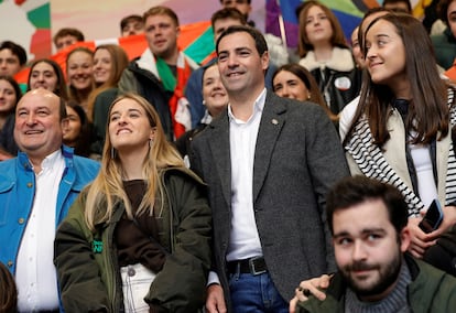 El candidato a lehendakari por el PNV, Imanol Pradales, junto a jóvenes simpatizantes durante el Día de la Patria Vasca en Bilbao, el domingo.