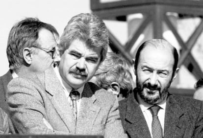 Alfredo Pérez Rubalcaba (derecha), ministro de la Presidencia y portavoz del Gobierno, acompañado por el alcalde de Barcelona, Pasqual Maragall, durante una visita a Granollers (Barcelona), el 11 de febrero de 1995.